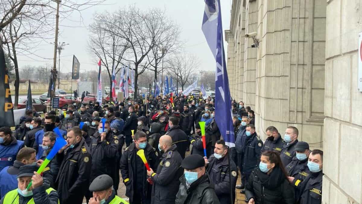 Proteste ale angajaților din penitenciare la Ministerul Justiției și în fața penitenciarelor